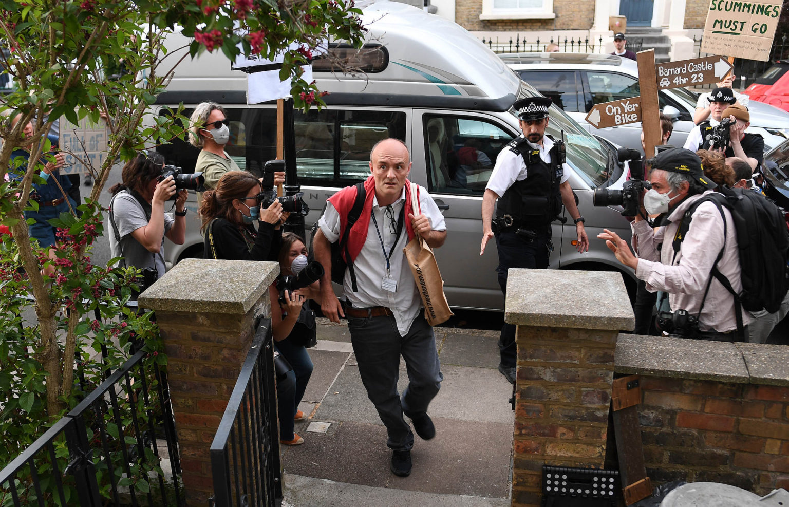 Protesters and press greet Dominic Cummings outside his house, 25 May 2020.