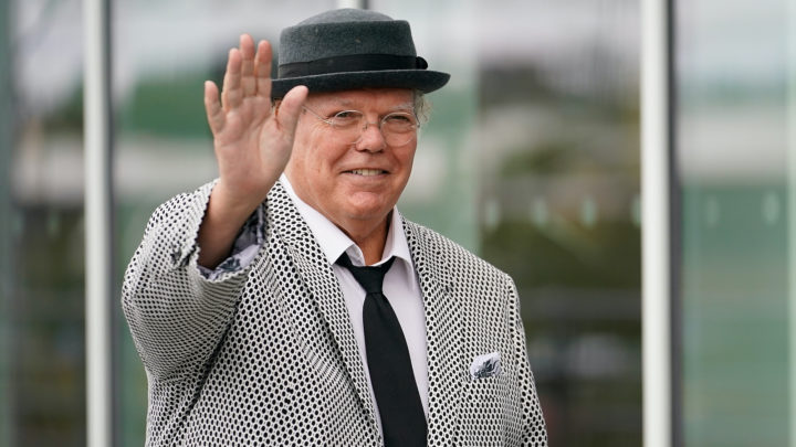 Let Roy Chubby Brown perform