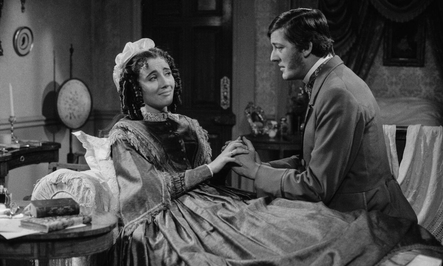 Emma Thompson and Stephen Fry in a sketch from the BBC television show 'The Cambridge Footlights Review', February 6th 1982. 