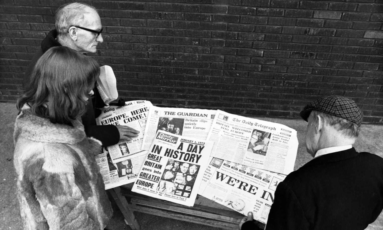 Londoners read the newspapers headlines about Britain's entry to the Common Market, January, 1973.